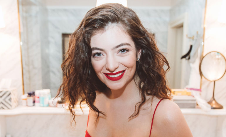 Lorde Handwrites Thank You Note to Fans After the Grammys